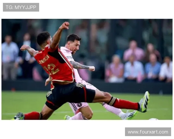 《全球足坛聚焦：梅西重返巴萨引热议，曼联引援策略成焦点》